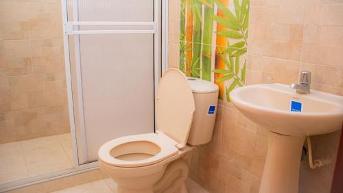 a bathroom with a toilet and a sink at CABAÑA BELÉN in Santa Marta