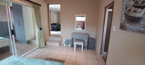 Zimmer mit Blick auf ein Bett und ein Bad in der Unterkunft SUNSET REST BEACH VILLA in Margate