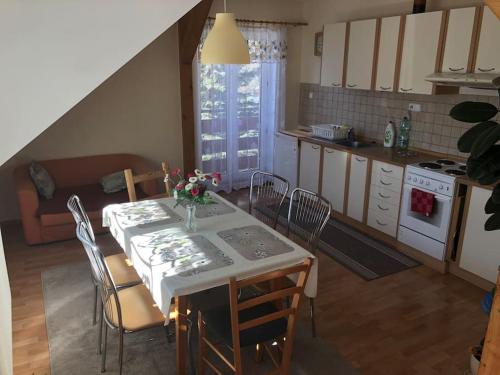 - une cuisine et une salle à manger avec une table et des chaises dans l'établissement 3 room Apartment, Kvačany pri LM, à Kvačany