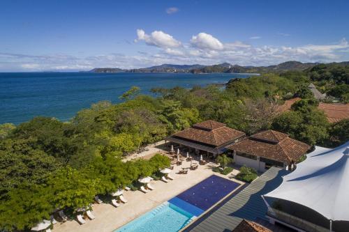 una vista aérea de un complejo con piscina en Bougainvillea 3103 Luxury Apartment - Reserva Conchal, en Brasilito