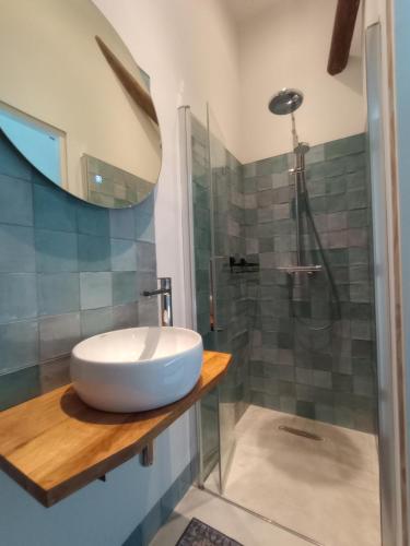 a bathroom with a sink and a shower at B&B Suyder Cogge in Hem