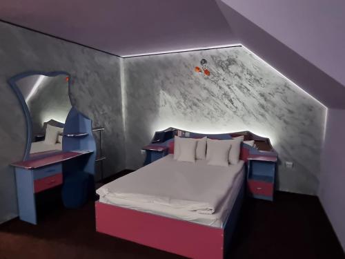 - une chambre dotée d'un lit avec 2 tables et d'un lit sidx sidx dans l'établissement Hotel Yax, à Câmpeni
