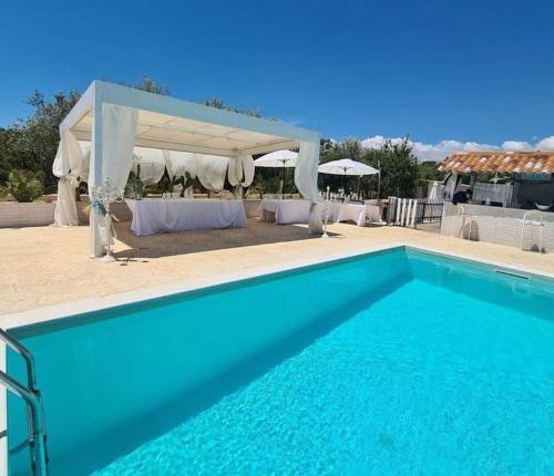 a swimming pool with a gazebo and a swimming pool at casa croma in Siracusa