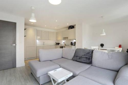 Gallery image of Idyllic Thames Riverside Apartment With Free Parking in Isleworth