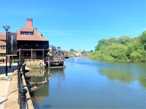 Gallery image of Idyllic Thames Riverside Apartment With Free Parking in Isleworth