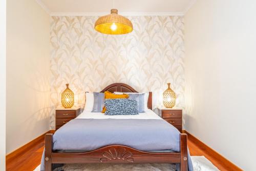 - une chambre avec un lit et 2 tables de chevet dans l'établissement Gaula Residence by Madeira Sun Travel, à Santa Cruz