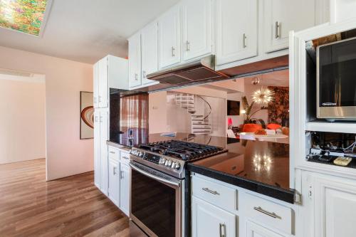 Dapur atau dapur kecil di Disco House- The 70s Experience w Pool Spa