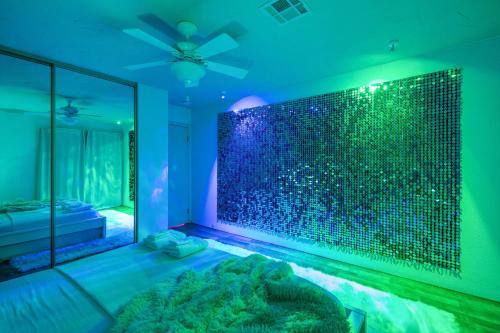 Katil atau katil-katil dalam bilik di Disco House- The 70s Experience w Pool Spa