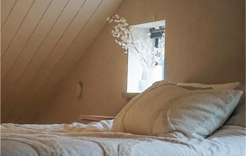 un letto con cuscino e vaso di fiori di Pet Friendly Apartment In Vallda With Wifi a Vallda