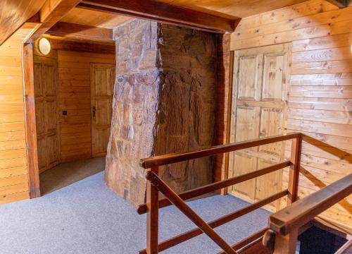 a room with a staircase in a log cabin at Chalupa Na Paloučku in Orlické Záhoří 