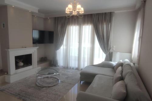 uma sala de estar com um sofá e uma lareira em Η πέρλα της λίμνης/ The lake's pearl em Ioannina