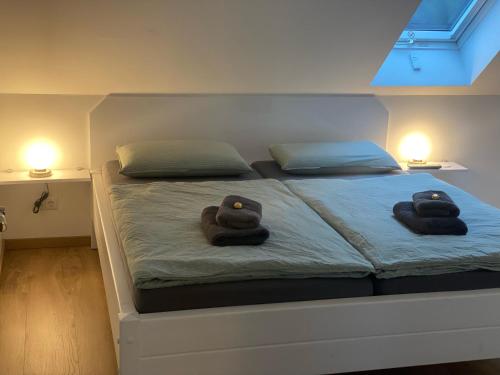two stuffed animals sitting on top of a bed at FEWO Salzwedel, Zum Dorfplatz in Salzwedel