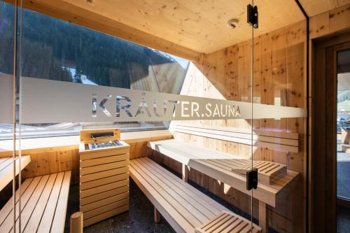 una sauna con panchine e un cartello che legge la sauna più fredda di fire & ice LIVING a Ischgl