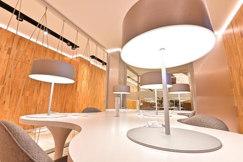 a conference room with a white table and chairs at Hotel Denver Mar del Plata in Mar del Plata