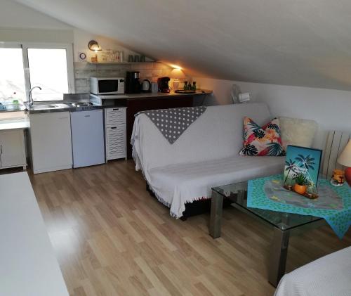 een woonkamer met een bed en een keuken bij Casa Kalani in Playa Honda