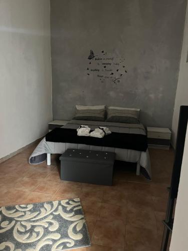 ein Schlafzimmer mit einem Bett und einem Teppich in der Unterkunft Casa Passamonte in Palermo