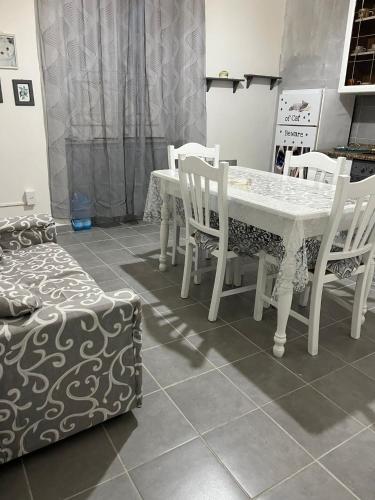 einen weißen Tisch und Stühle in der Küche in der Unterkunft Casa Passamonte in Palermo