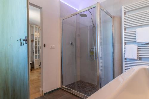 y baño con ducha y puerta de cristal. en B&B Tre Finestre sul Mare, en Grottammare