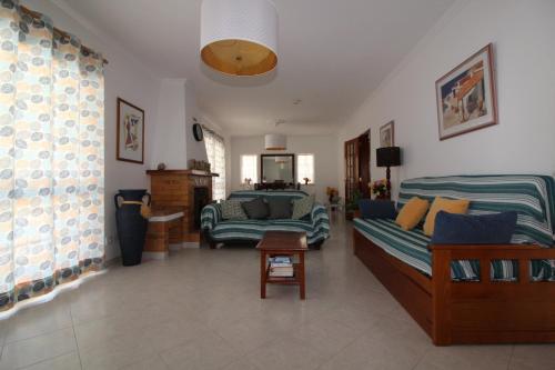 吉亞的住宿－Villa Vista Mar - Galé - Albufeira，客厅配有沙发和桌子