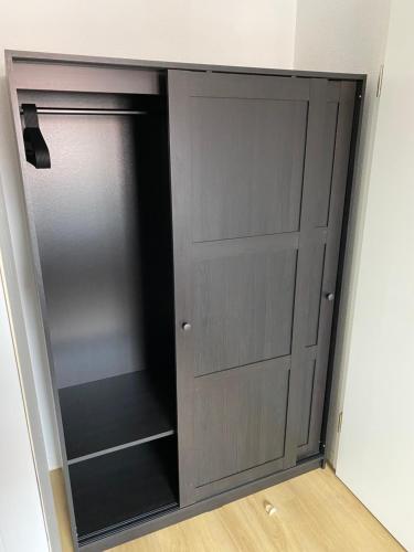 um armário com portas cinzentas num quarto em 1 Zimmer Wohnung mit Bad em Trossingen