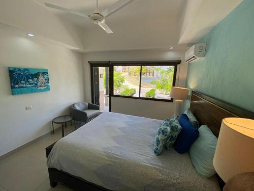 Un dormitorio con una cama grande y una ventana en Villas Eco Venture, en Playa Junquillal