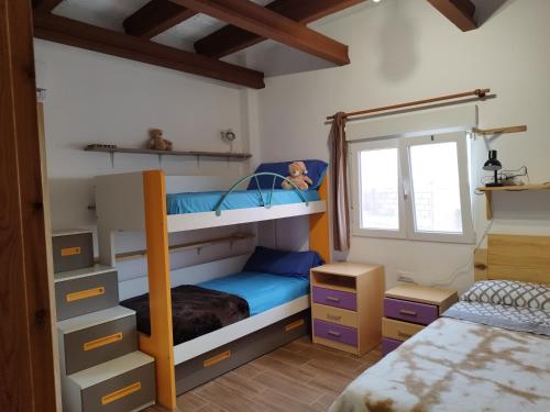 Tempat tidur susun dalam kamar di Bertagui Rural