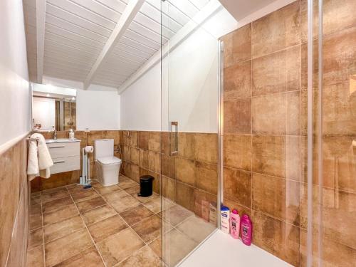 uma casa de banho com um chuveiro e um WC. em Exquisite rural house with garden, pool and sea views em Arico Viejo
