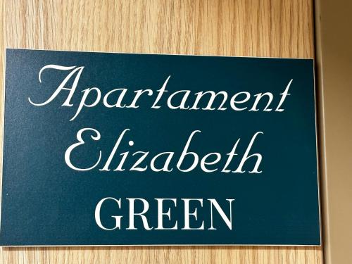een bord op een muur dat leest overeenkomst aberdeen groen bij Apartament Elisabeth GREEN II in Pogórze