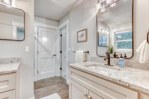 un bagno con lavandino e specchio di The Tree Cabin, Pleasant Pines, & Cozy Casita a Welches