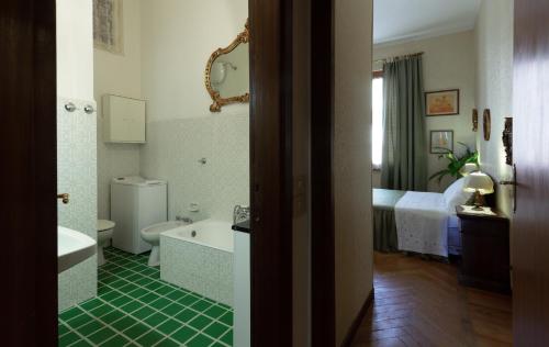 un bagno con vasca, lavandino e letto di Appartamento Della Dama vicino spiaggia a Rapallo