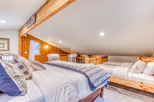 due letti in una stanza con pareti in legno di The Tree Cabin, Pleasant Pines, & Cozy Casita a Welches