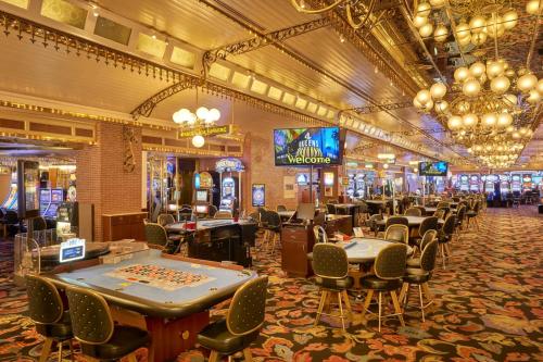 un casinò con tavoli da poker e sedie in una stanza di DOWNTOWN LAS VEGAS Beautiful Unit at 4 Queens Casino FREMONT a Las Vegas