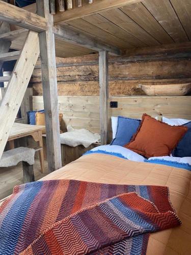 1 dormitorio con 1 cama en una cabaña de madera en Sauefjøset - Idyllisk gardstun fra 1800-tallet en Skjåk