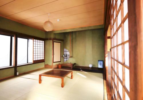 a room with a table in a room with windows at fumoku - Vacation STAY 12958v in Chino