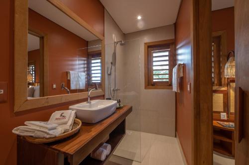 ein Bad mit einem Waschbecken und einem Spiegel in der Unterkunft Jaguaríndia Village in Fortim