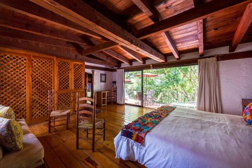 Ένα ή περισσότερα κρεβάτια σε δωμάτιο στο Agradable Hostal sobre el Centro de Valle de Bravo