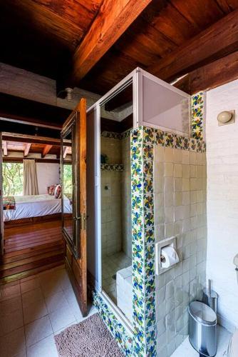 a bathroom with a glass shower in a room at Agradable Hostal sobre el Centro de Valle de Bravo in Valle de Bravo