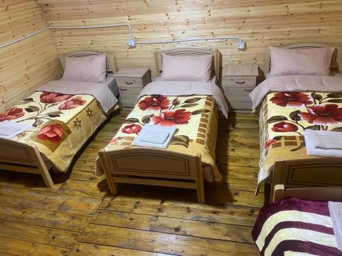 Habitación con 2 camas individuales en una habitación en Hotel-Restorant Pepushaj en Shkodër