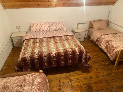 1 dormitorio con 2 camas y 2 mesitas de noche en Hotel-Restorant Pepushaj en Shkodër