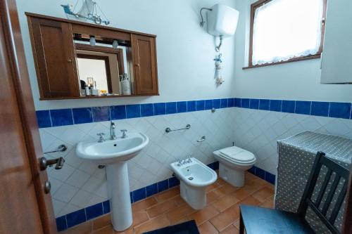 bagno con lavandino, servizi igienici e specchio di Il Gelso Nero II ad Ancona