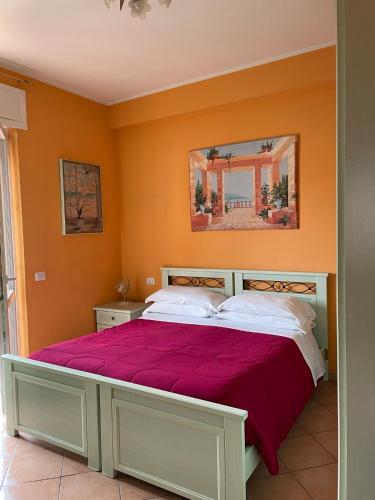 1 dormitorio con 1 cama grande y edredón rojo en B&B Sarien, en Chieti