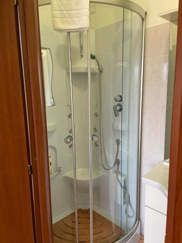 y baño con ducha y puerta de cristal. en B&B Sarien, en Chieti