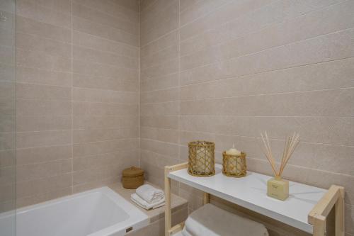 Koupelna v ubytování Beachclose apartment with pool in Torremolinos by Costarentals - Ref 173
