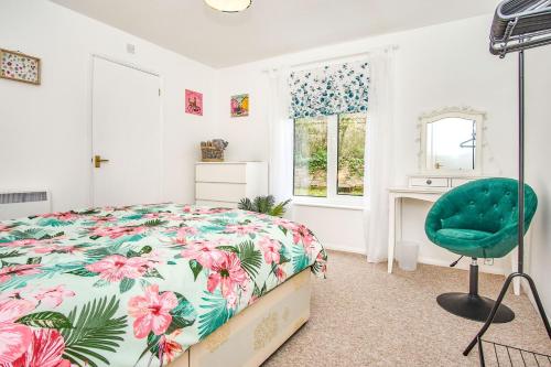 - une chambre avec un lit et une chaise verte dans l'établissement Dickens, à Ryde