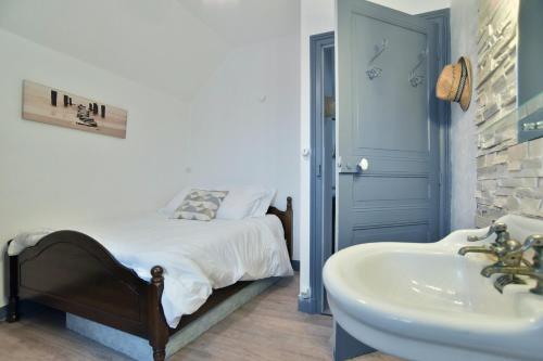 een slaapkamer met een bed, een wastafel en een bad bij La Maison des Rivages - Proche plages et Golf in Saint-Briac-sur-Mer