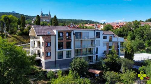 uma vista aérea de um edifício com árvores em Rezidencia pod Zámkom Bojnice em Bojnice