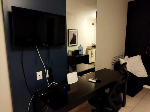 Una televisión o centro de entretenimiento en Studio TOP pra homeoffice, internet voando