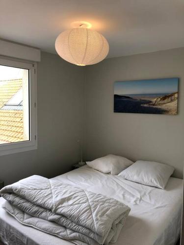 une chambre avec un lit blanc et une fenêtre dans l'établissement Mayfair, à Le Touquet-Paris-Plage