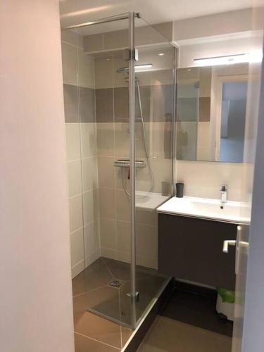une salle de bain avec une douche en verre et un lavabo dans l'établissement Mayfair, à Le Touquet-Paris-Plage