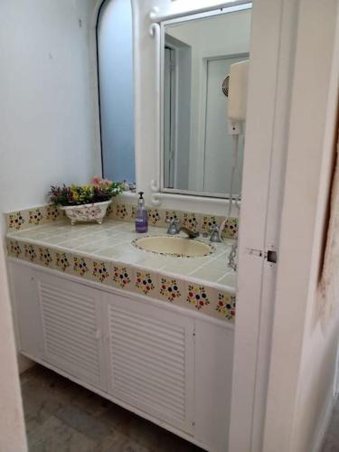 a bathroom with a sink and a mirror at Hermoso condominio en Bahía Manzanillo in Manzanillo